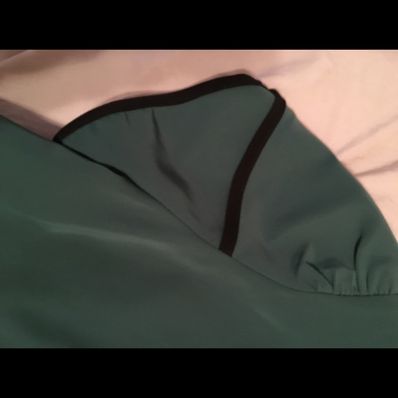 Green blouse trimmed in black - Picture 3 of 5